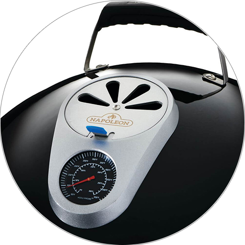 Napoleon Deckelthermometer>
<div>Für kontrolliertes Räuchern ist eine exakte Steuerung entscheidend. Der Napoleon Apollo 18 ist mit dem ACCU-PROBE Thermometer ausgestattet, das sowohl Rauch- als auch Anbrattemperaturen zuverlässig anzeigt. Zusätzlich ermöglichen <strong>einstellbare Lüftungsschlitze</strong> und eine steuerbare Rauchregelung, um Hitze und Rauchentwicklung präzise anzupassen. So behalten Sie jederzeit die Kontrolle über den Garprozess.</div>
<div> </div>
<h3>Durchdachte Ausstattung für komfortables Arbeiten</h3>
<div>Napoleon setzt auch beim Handling des Apollo 18 auf durchdachte Details. Ein <strong>isolierter Deckelgriff</strong>, große Türen mit ebenfalls isolierten Griffen sowie verriegelbare Verschlüsse sorgen für Sicherheit und Komfort während des Betriebs. Die mit Silikon versiegelten Anschlüsse für Temperaturfühler erleichtern den Einsatz externer Messgeräte, ohne dass Rauch oder Wärme entweichen.</div>
<div> </div>
<h3>Durchdachte Ausstattung für komfortables Arbeiten</h3>
<div><img style=